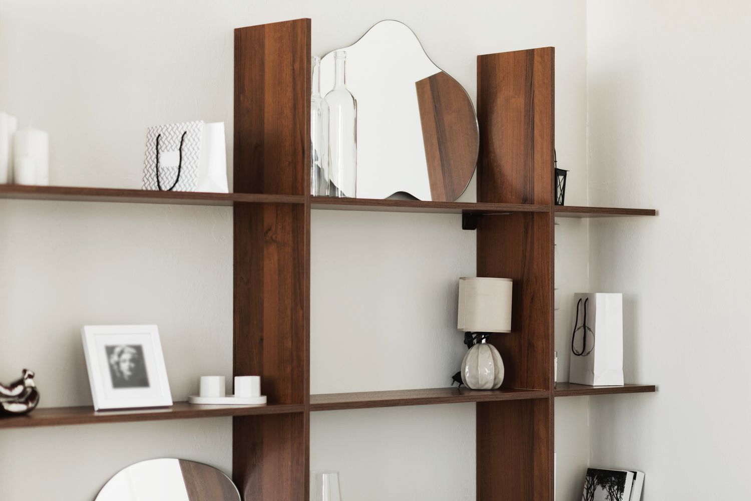 7 Regal -Styling -Fehler, die Designer möchten, dass Sie um jeden Preis vermeiden sollen 2 Gemütliche Heimbibliothek Interieur mit Sammlung verschiedener Bücher über Regale und Wohnungsbaudekorationen. Konzept des minimalistischen Designs.