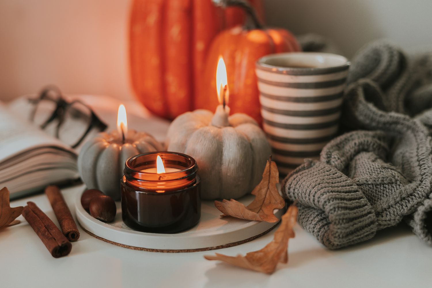 Lieben Sie saisonale Dekor, aber hassen Sie Klebrigkeit? Designer teilen, wie sie es gut aussehen lassen 2 Herbstkerzen