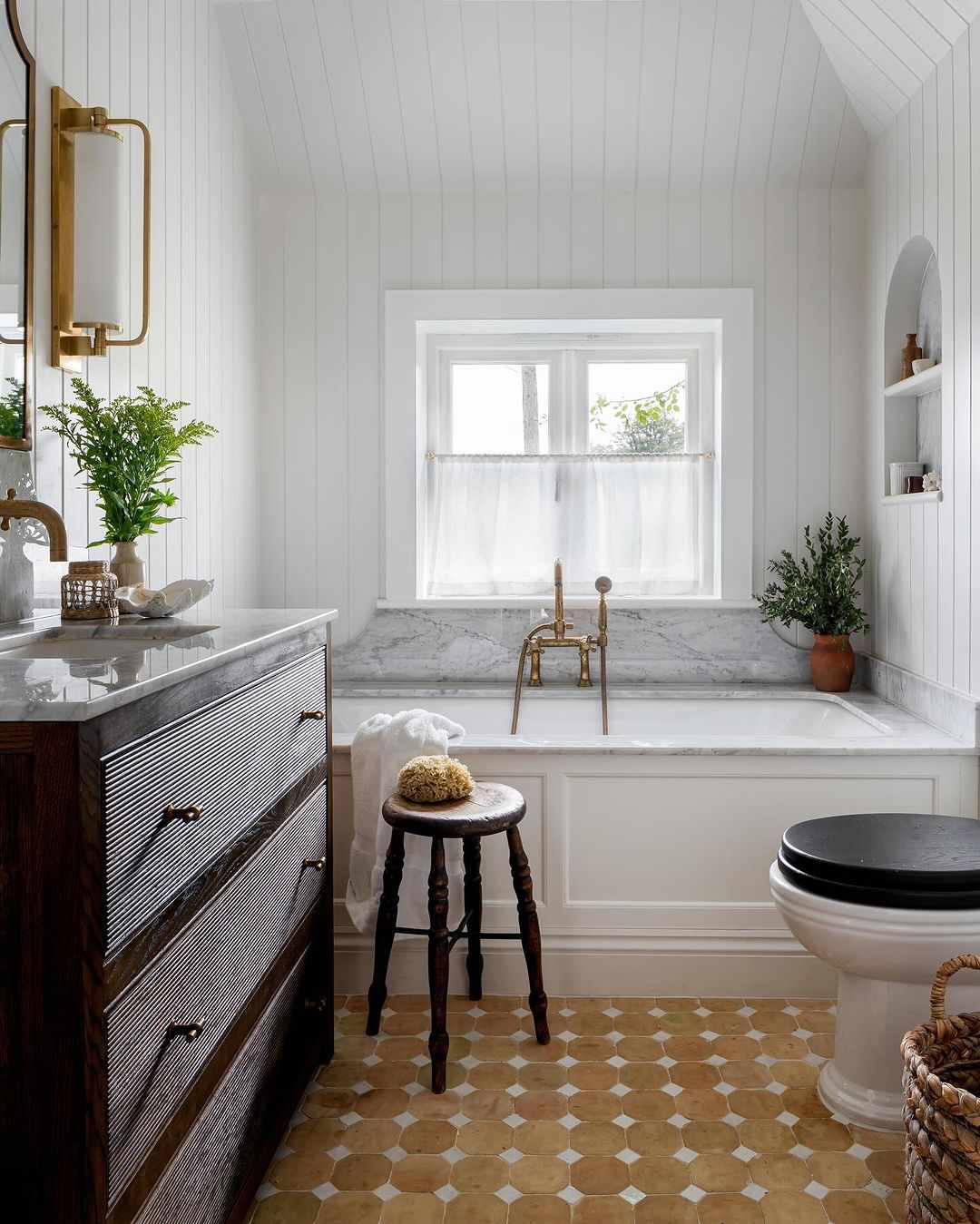 So wählen Sie Badezimmerfliesen, die Sie für immer lieben werden, so ein Designer 6 Klassisches weißes Badezimmer mit rustikalem Holz, Marmor Backsplasj und braun und weißer Fliesenboden