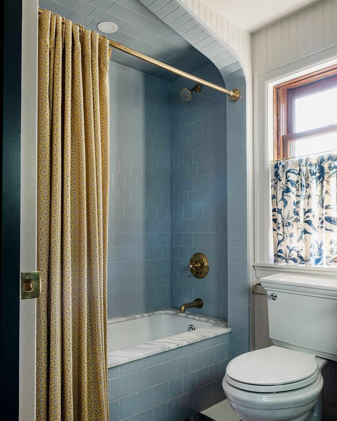 So wählen Sie Badezimmerfliesen, die Sie für immer lieben werden, so ein Designer 18 Klassisches modernes rustikales Bad mit einer blassblauen Fliesenwanne Umgebung