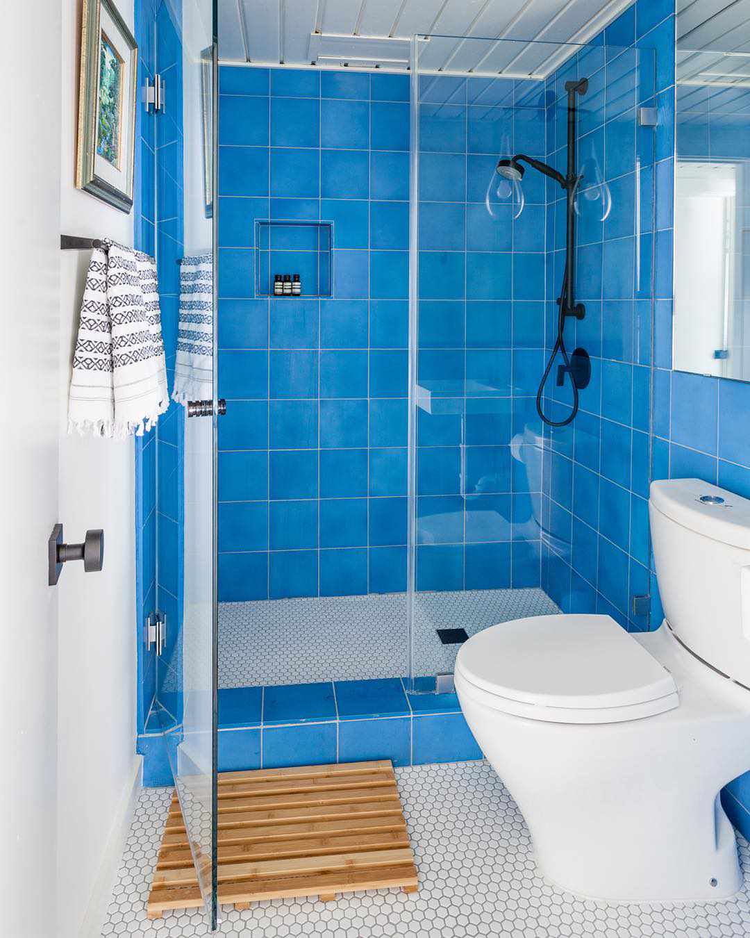 So wählen Sie Badezimmerfliesen, die Sie für immer lieben werden, so ein Designer 14 Blaue geflieste Dusche mit weißem Penny Fliesenboden