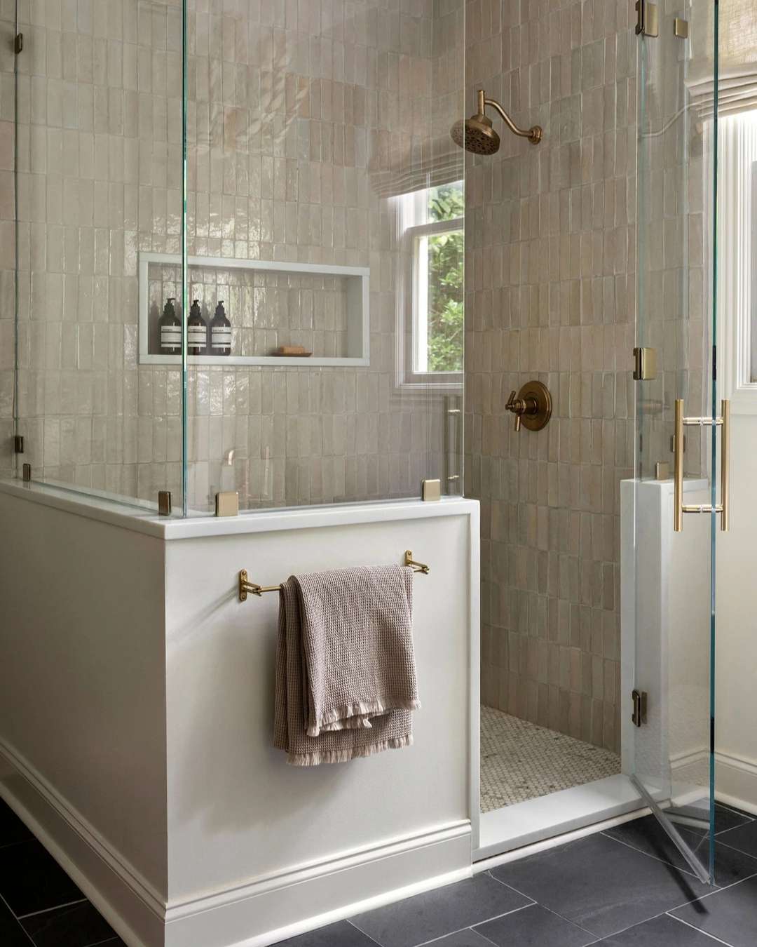 So wählen Sie Badezimmerfliesen, die Sie für immer lieben werden, so ein Designer 12 Klassische zeitgenössische Dusche mit glänzender Cremedusche, Penny Duschboden und schwarze Schieferfliesen für den Badezimmerboden