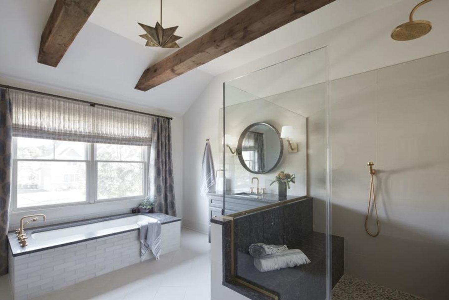 So wählen Sie Badezimmerfliesen, die Sie für immer lieben werden, so ein Designer 4 Spa-ähnliches Badezimmer mit freiliegenden Holzbalken, Badewanne der U-Bahn-Fliesen und Holzkohlefliesenbad mit Messingarmaturen