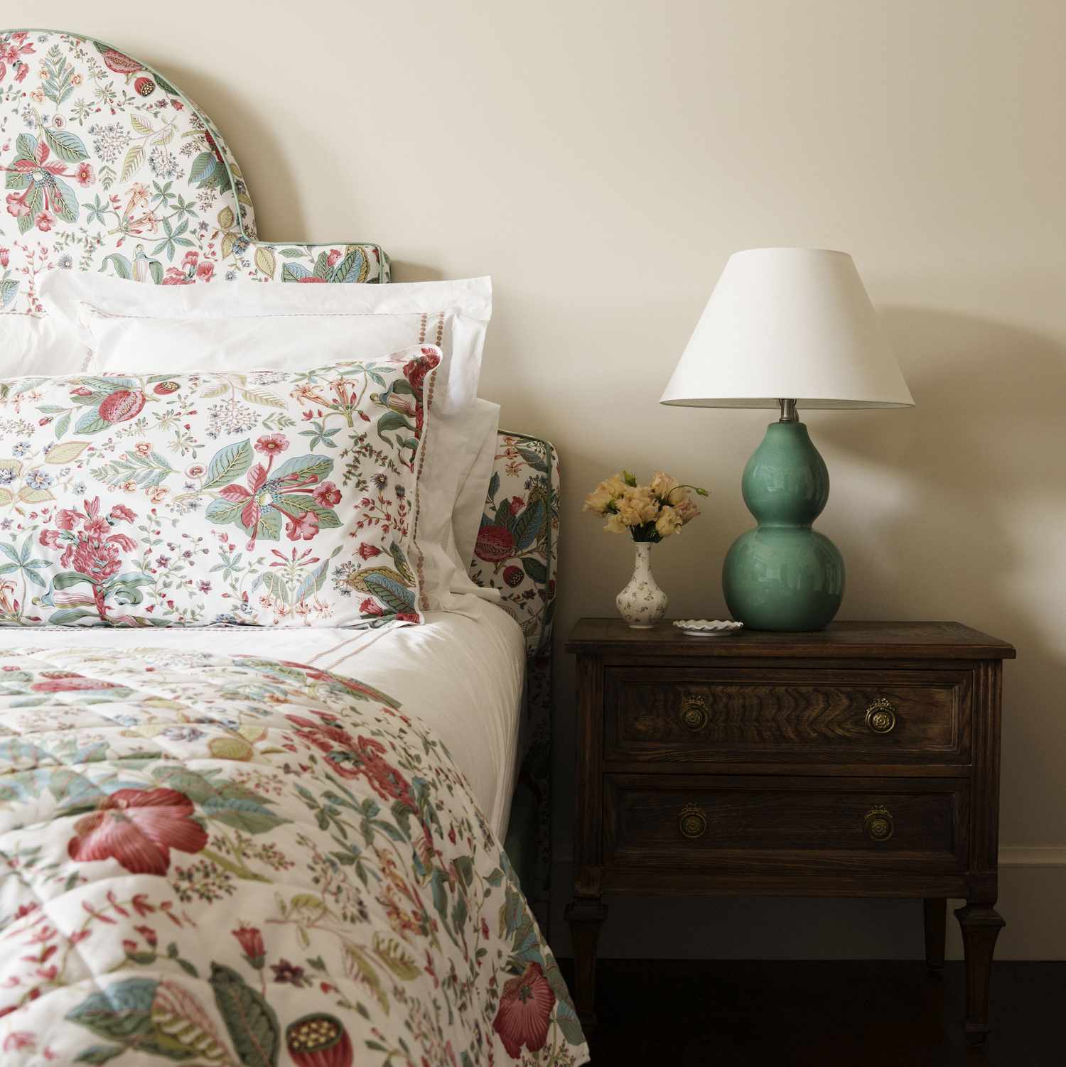 This Genius Trick Will Give You the Most Luxurious, Fluffy Bed Every Night 4 Luxurious bed with multiple covers