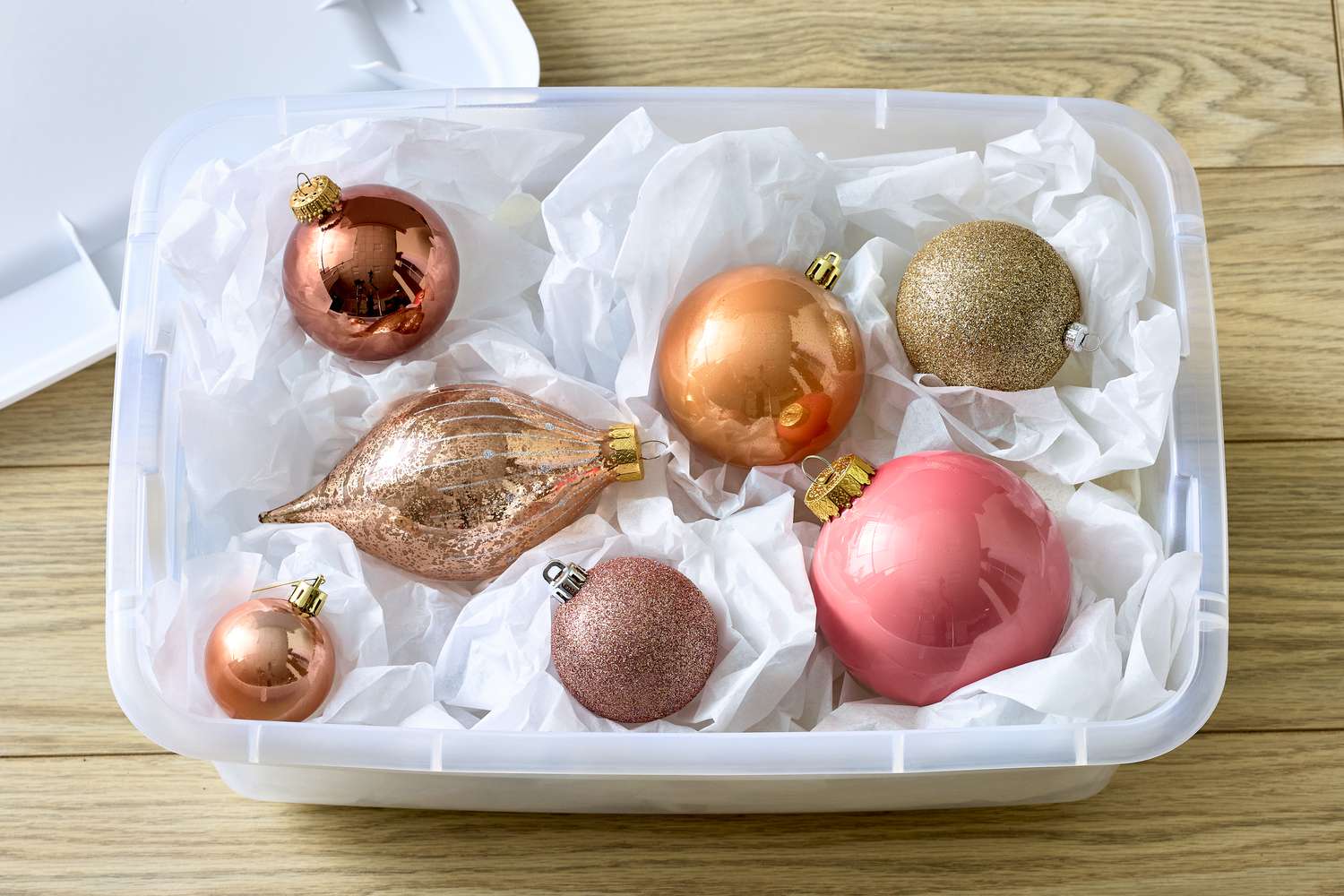 Werfen Sie kein altes Tissue-Papier aus-5 clevere Möglichkeiten, es am Haus nach dem Urlaub im Haus wiederzuverwenden 2 Wiederverwendung von Gewebepapier in die Lagerung von Glasverzierungen im Lagerung