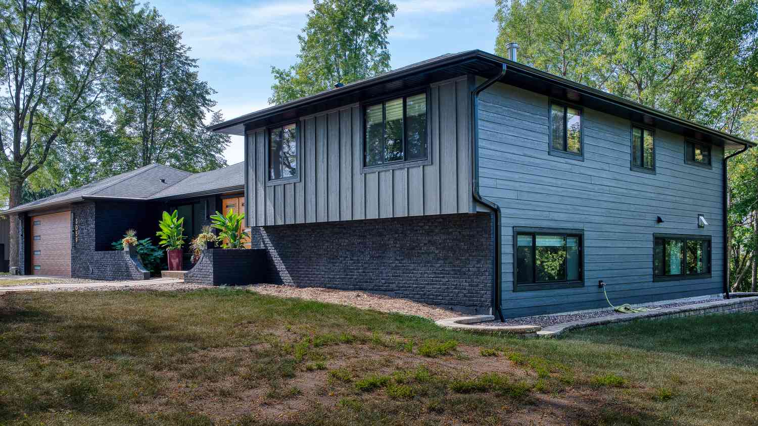 Home mit schwarzem Ziegel und grau bemaltem Abstellgleis aufgeteilt 