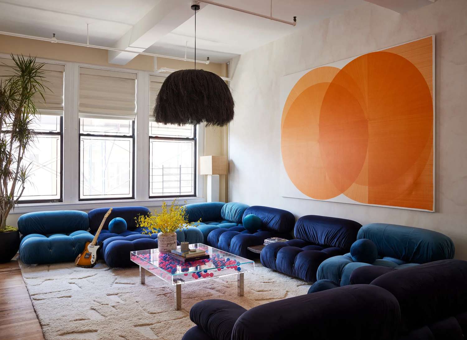7 clevere Dekorationsstricks Minimalisten und Maximalisten sind sich tatsächlich einig 4 Bunte blaue Couch