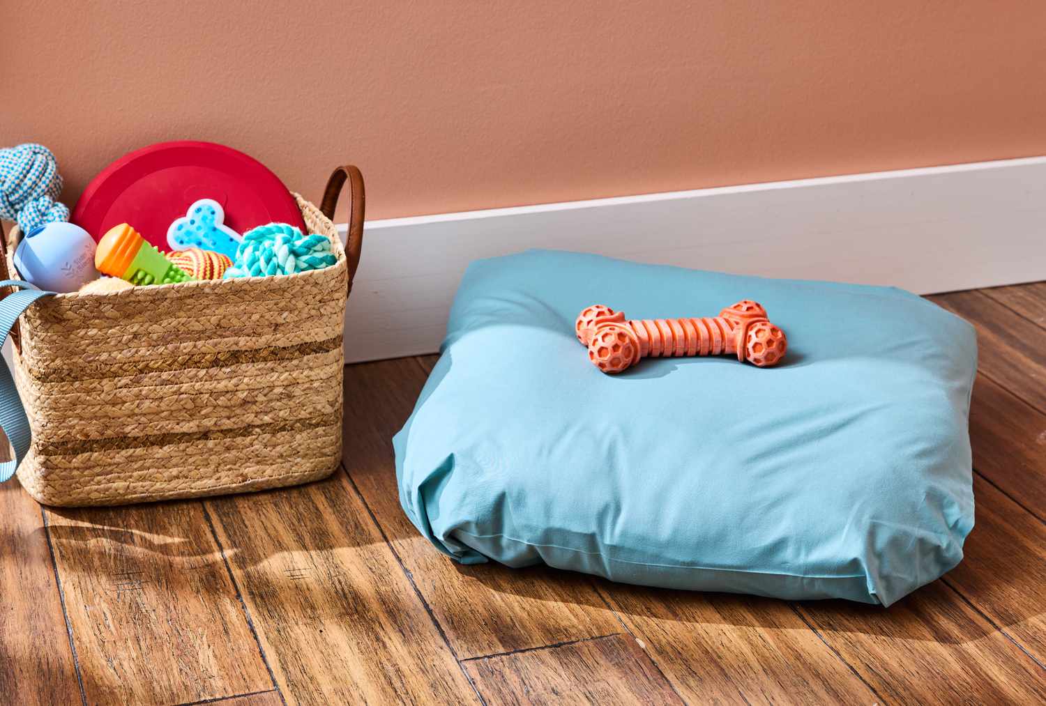Mit einem alten Kissenbezug mit einem Hundebett herstellen