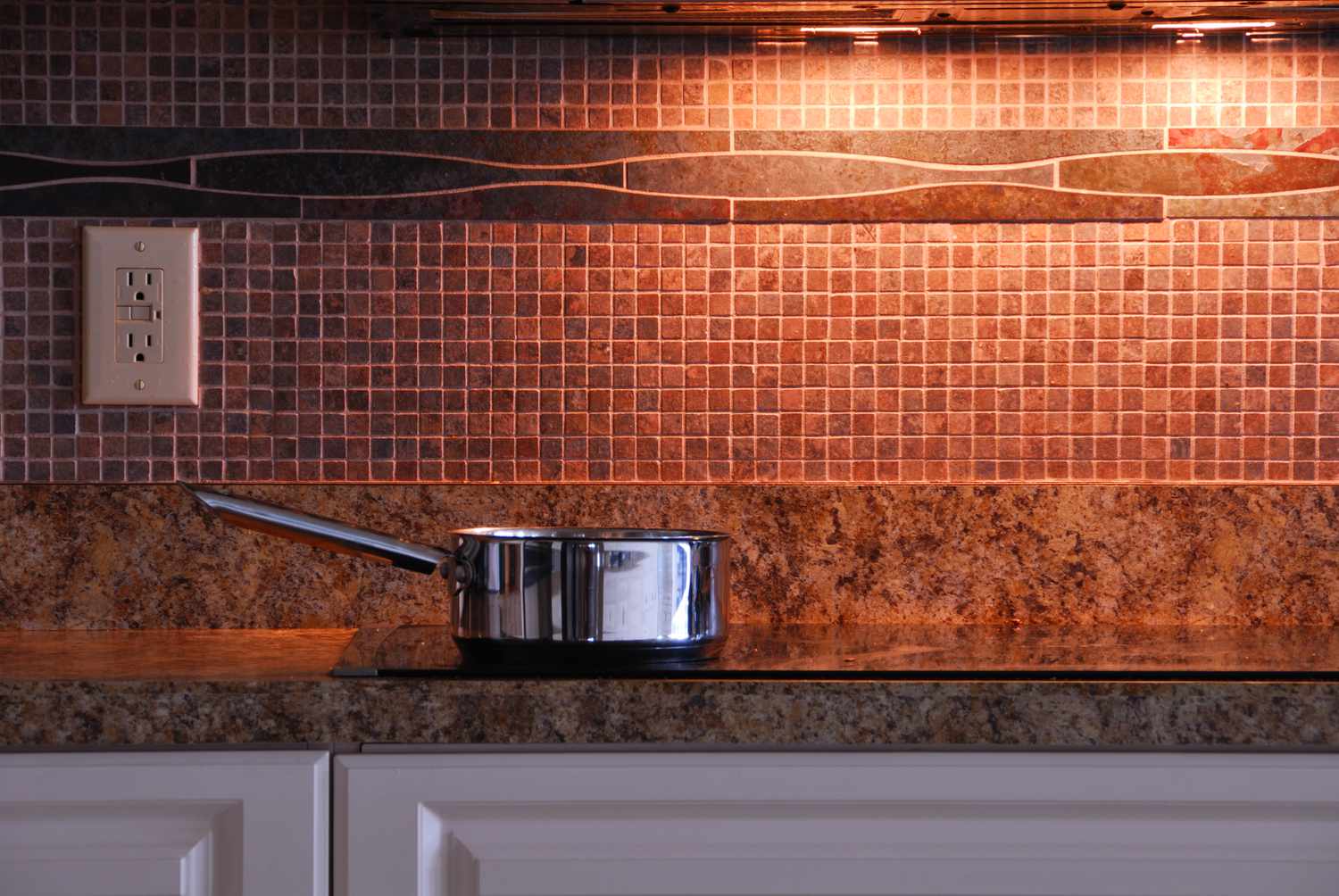 6 Küchenbacksplash -Farben, die nicht mehr in Stil sind, sagen Designer 8 Brown rote Küchenbacksplash.