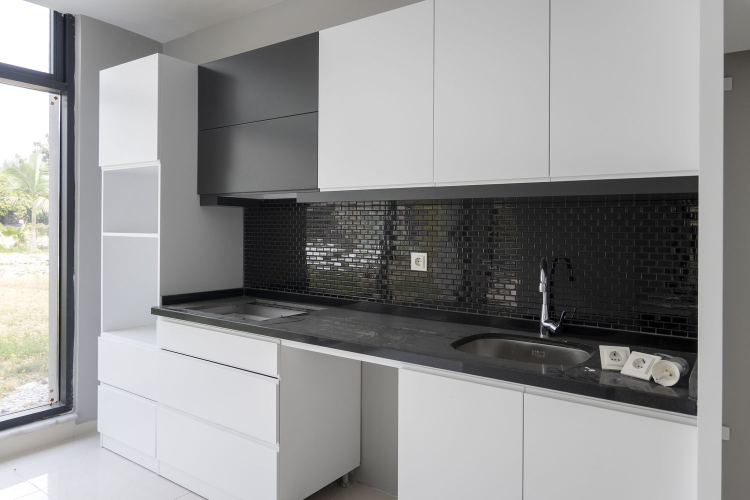 6 Küchenbacksplash -Farben, die nicht mehr in Stil sind, sagen Designer 10 Schwarze Glasfliesen Küche Backsplash.