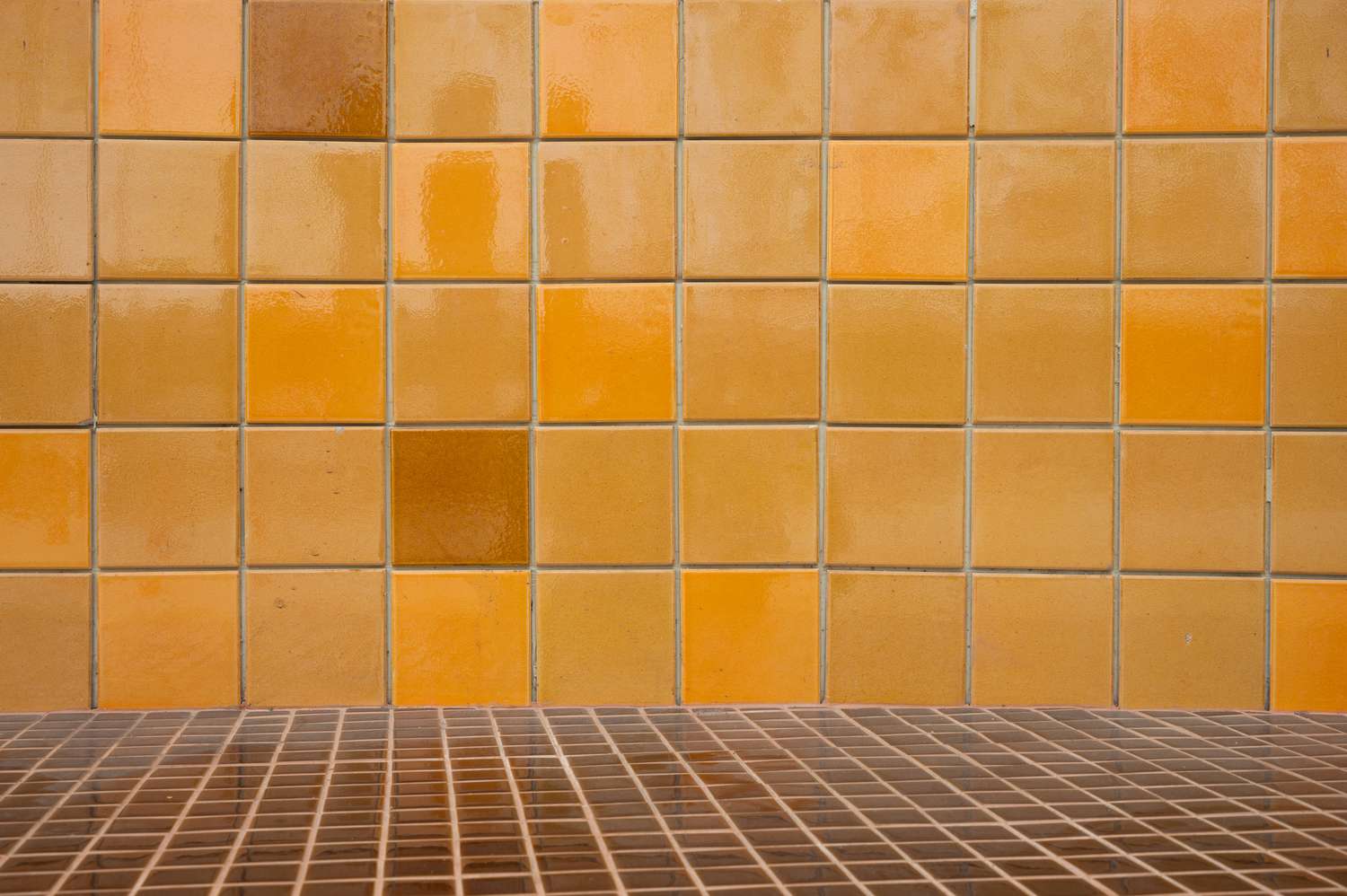6 Küchenbacksplash -Farben, die nicht mehr in Stil sind, sagen Designer 6 Gelbe Fliesen.