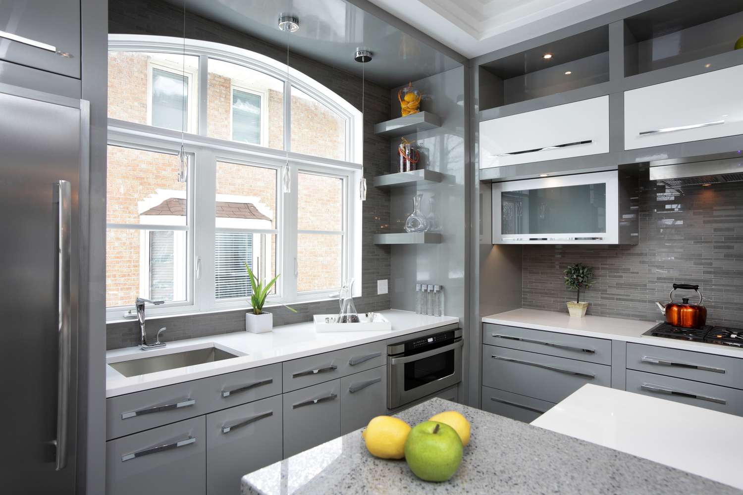 6 Küchenbacksplash -Farben, die nicht mehr in Stil sind, sagen Designer 4 Grau auf grauer Küche.
