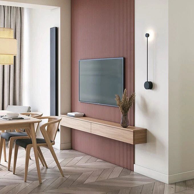 5 Easy Home Projects, die Sie an nur einem Tag beenden können, um einen ganz neuen Look zu erhalten 10 Rosa Holzvertäfelung hinter einem Fernseher