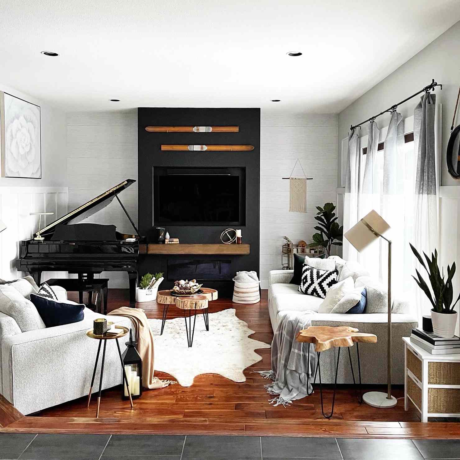 5 Easy Home Projects, die Sie an nur einem Tag beenden können, um einen ganz neuen Look zu erhalten 6 Schwarze Akzentwand in einem Wohnzimmer