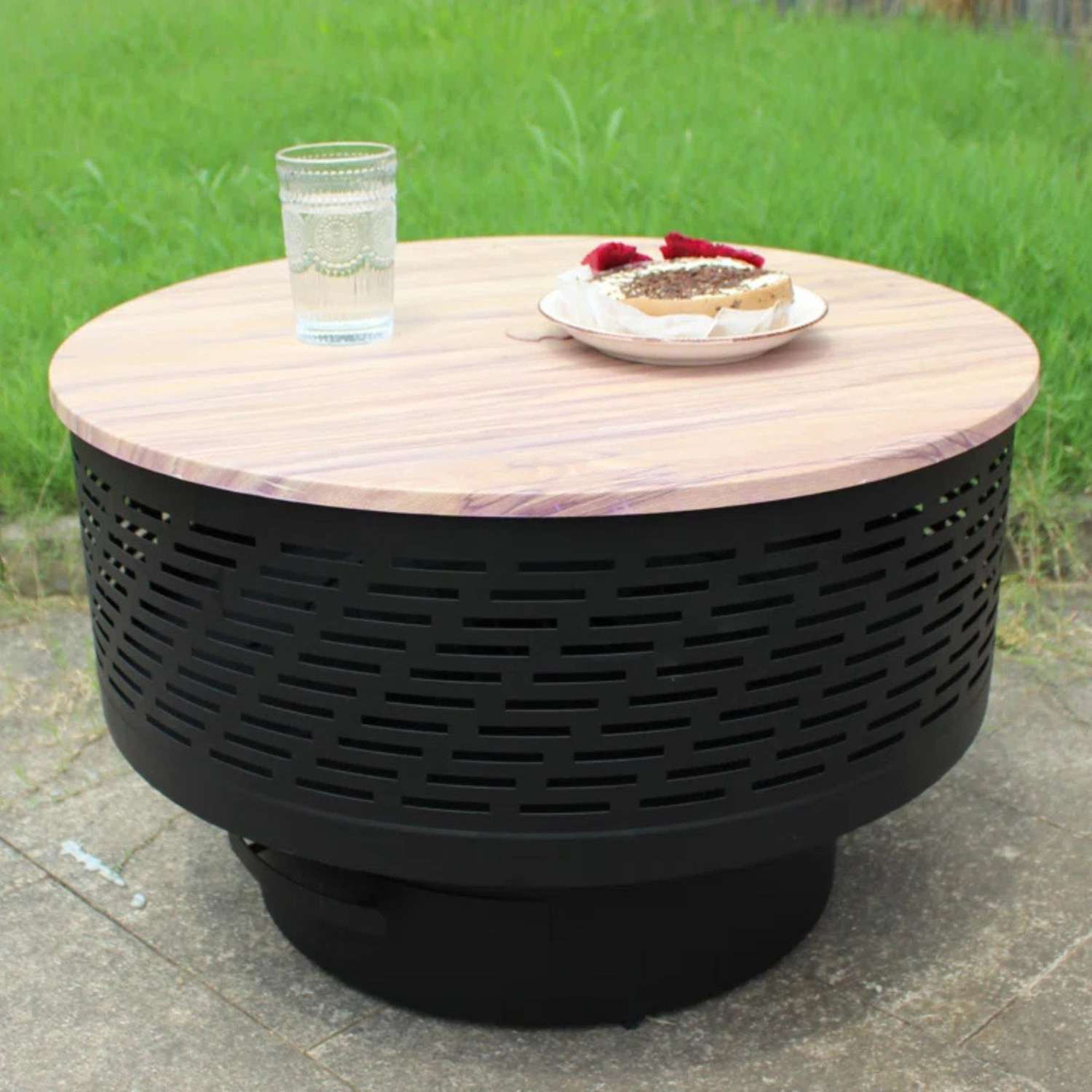 12 unserer beliebtesten Outdoor -Möbelstücke von Wayfair, alle unter 150 US -Dollar 16 Ein kreisförmiger Metallfeuergrubengrill, der in einen Tisch mit einem Holzdeckel umgewandelt wird