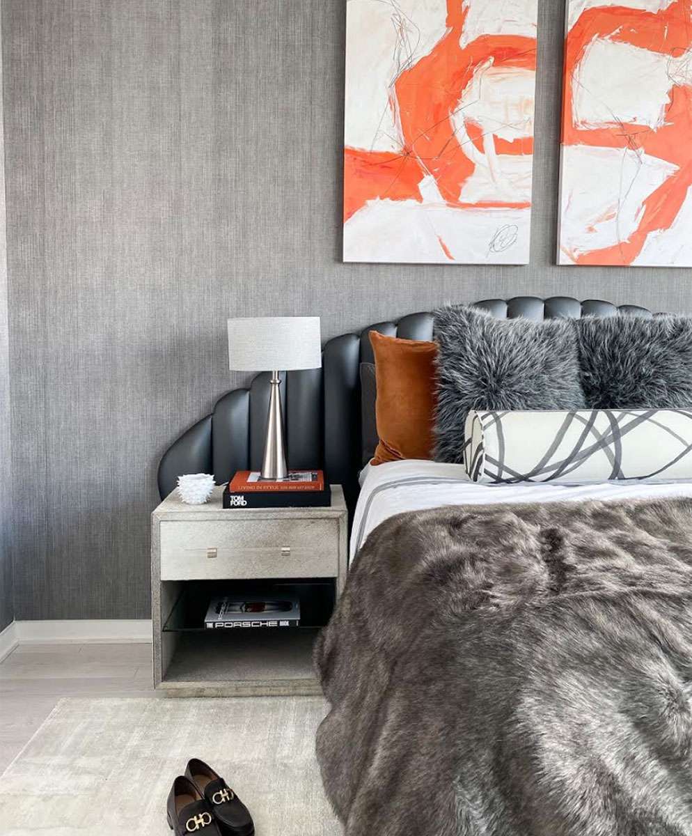 Hellgraues und orangefarbenes Schlafzimmer