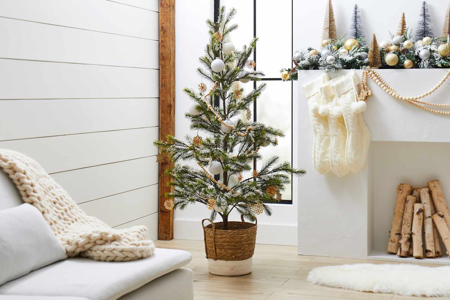 5 Essentielle minimalistische Urlaubsdekorationstipps Designer schwören auf 8 Skandinavischer Weihnachtsbaum in einem Wohnzimmer