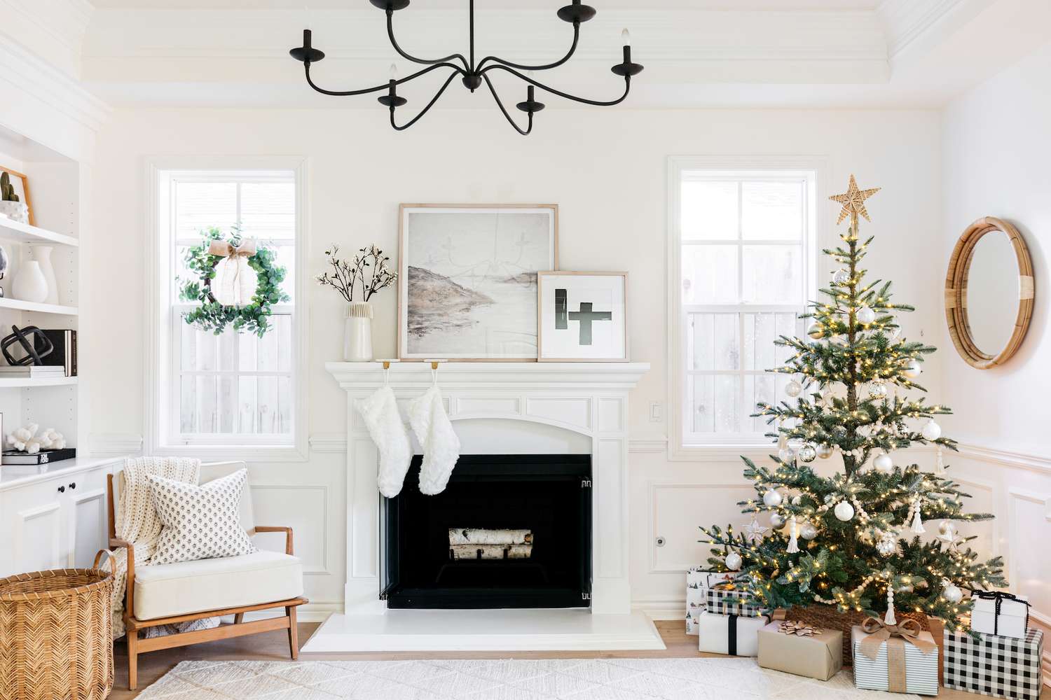 5 Essentielle minimalistische Urlaubsdekorationstipps Designer schwören auf 4 Minimale Weihnachtsdekorationen im weißen Wohnzimmer mit Kamin