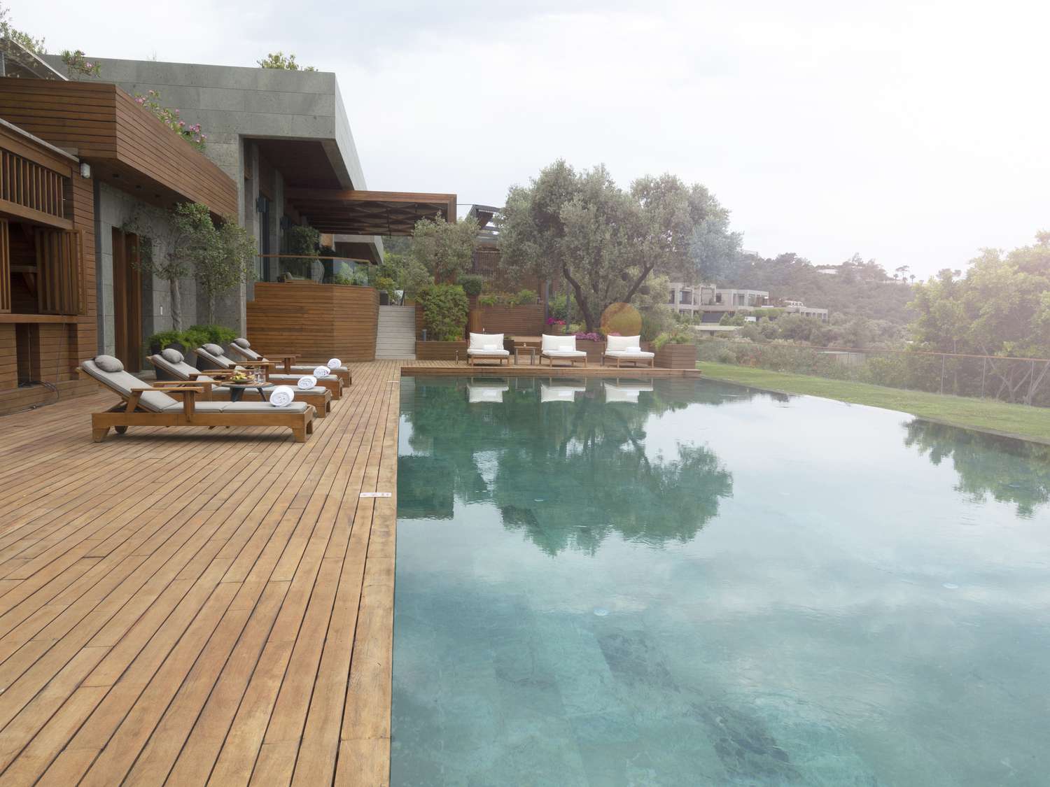 5 Dekorationsthemen im Freien wollen nie wieder sehen 6 Infinity -Pool und Stühle