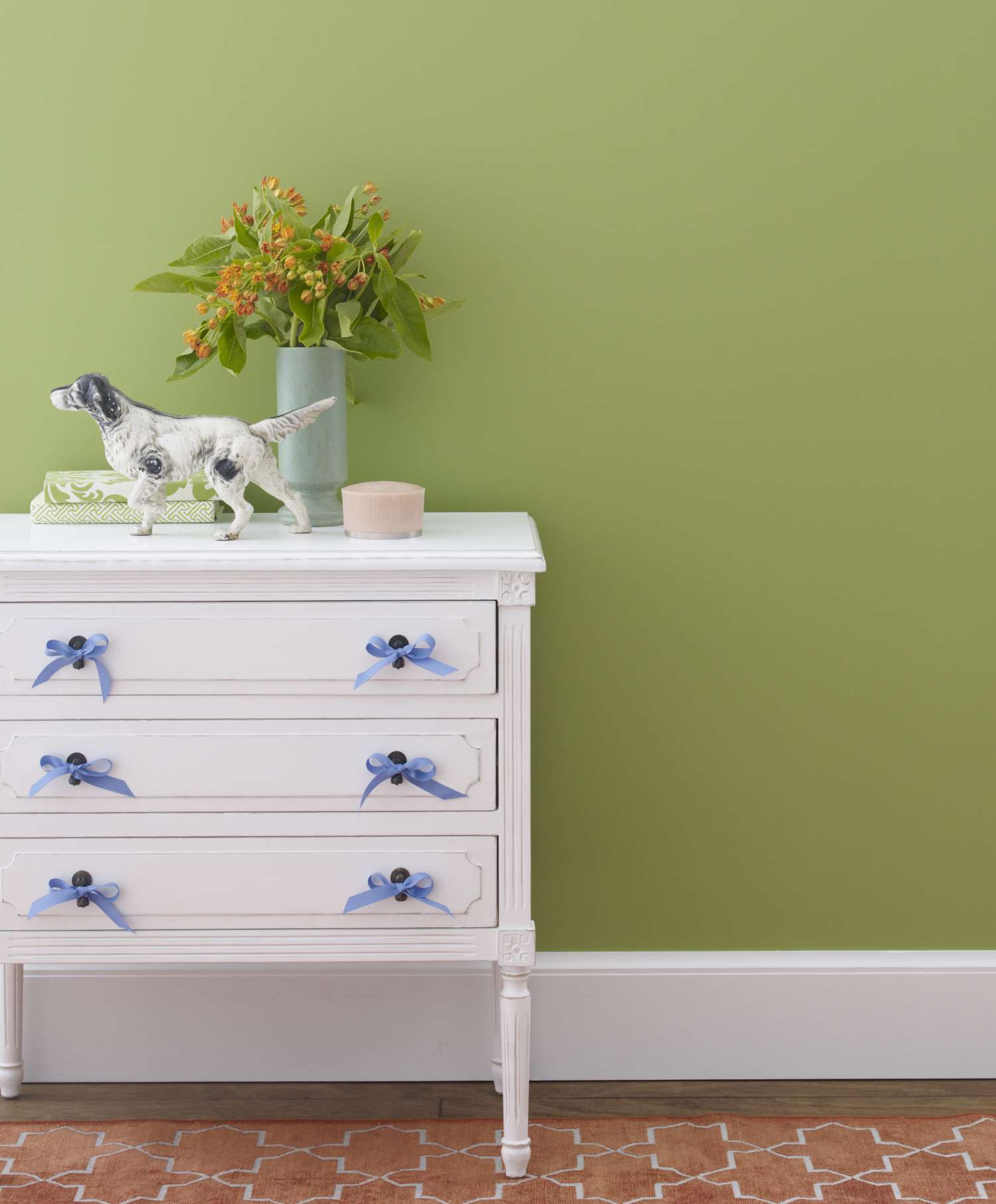 Vintage Painted Kommode Renovierte antike DIY -Projekt