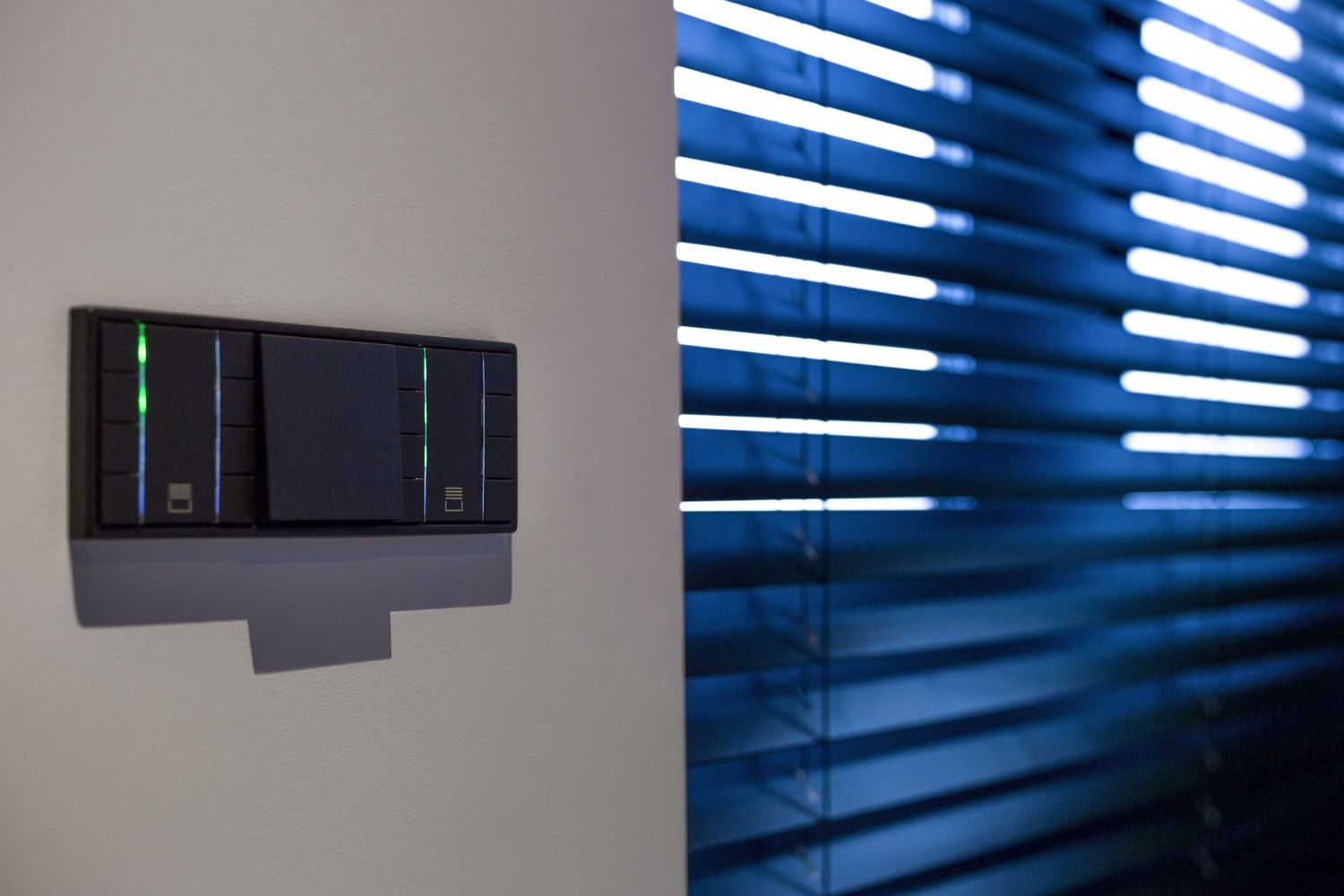 5 einfache Möglichkeiten, Ihr Haus in ein Smart Home zu verwandeln, so ein Auftragnehmer 12 Smart Home -Panel neben dem Fenster mit geschlossenen Jalousien