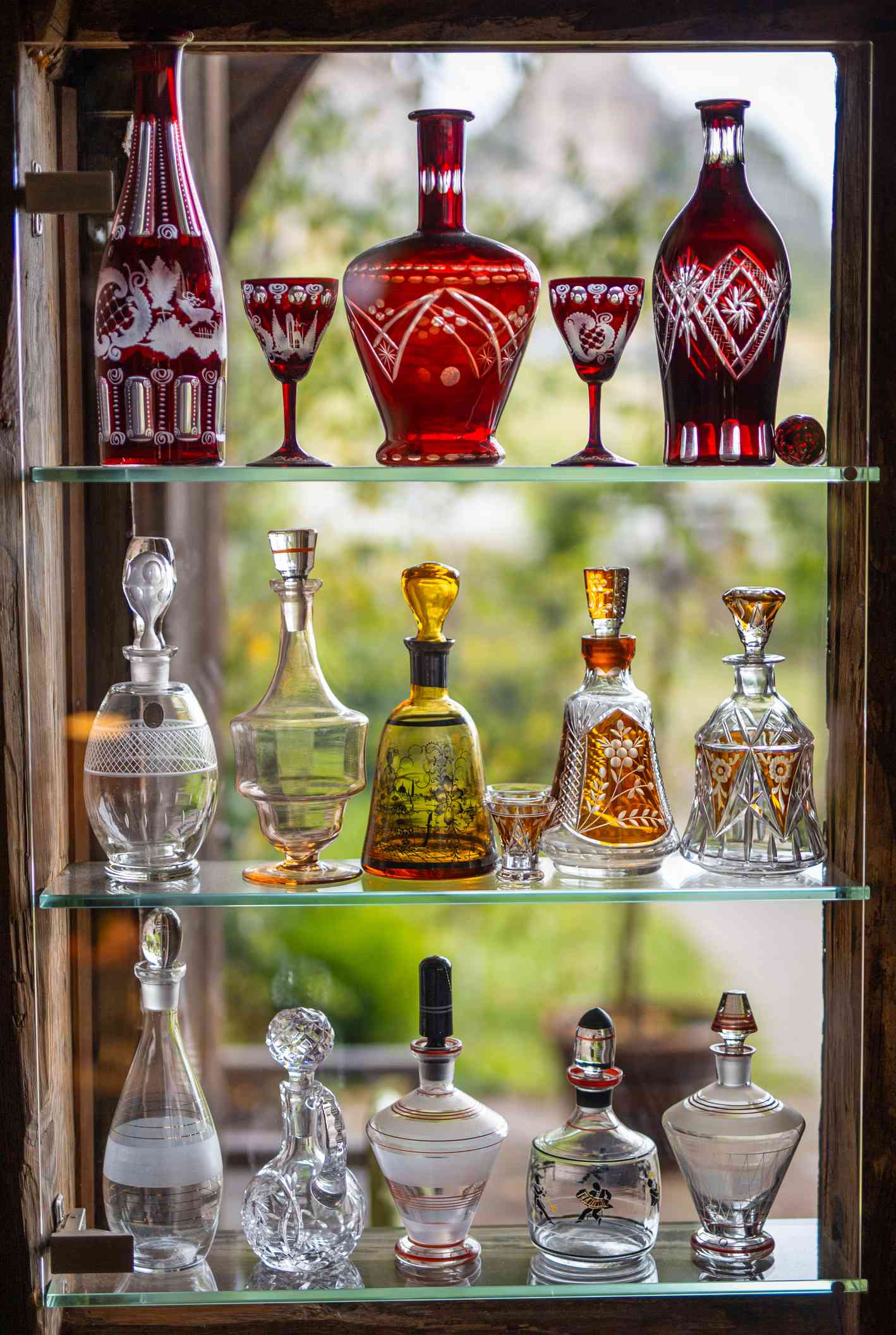 Vintage -Glasflaschensammlung in einem Fenster