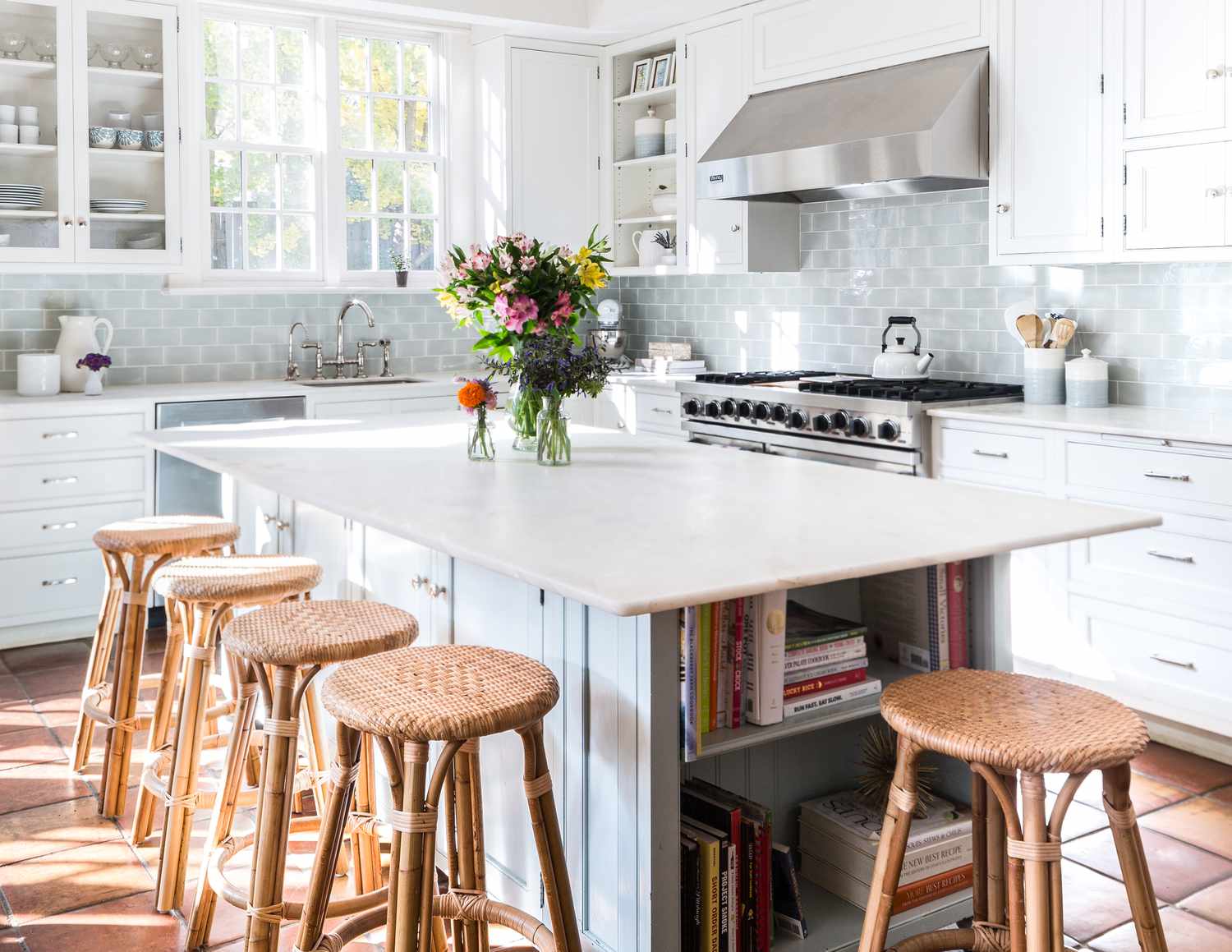 Regan Billingsley Interiors Küche mit schillernden weißen U -Bahn -Fliesen -Backsplash.