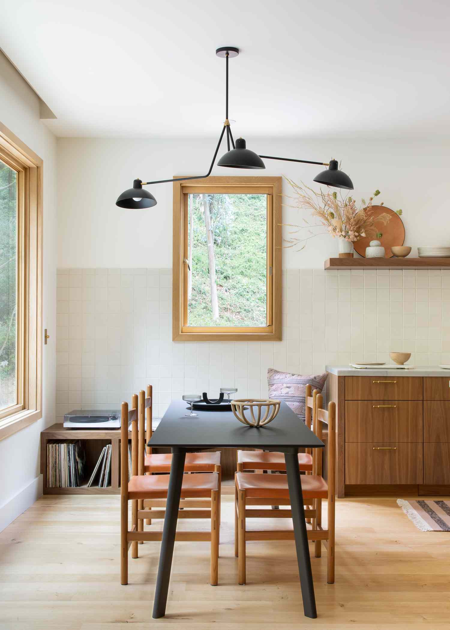 Regan Baker entwerfen Sie die Knolls Kitchen und Dining Makeover mit cremefarbenen Wandfliesen.