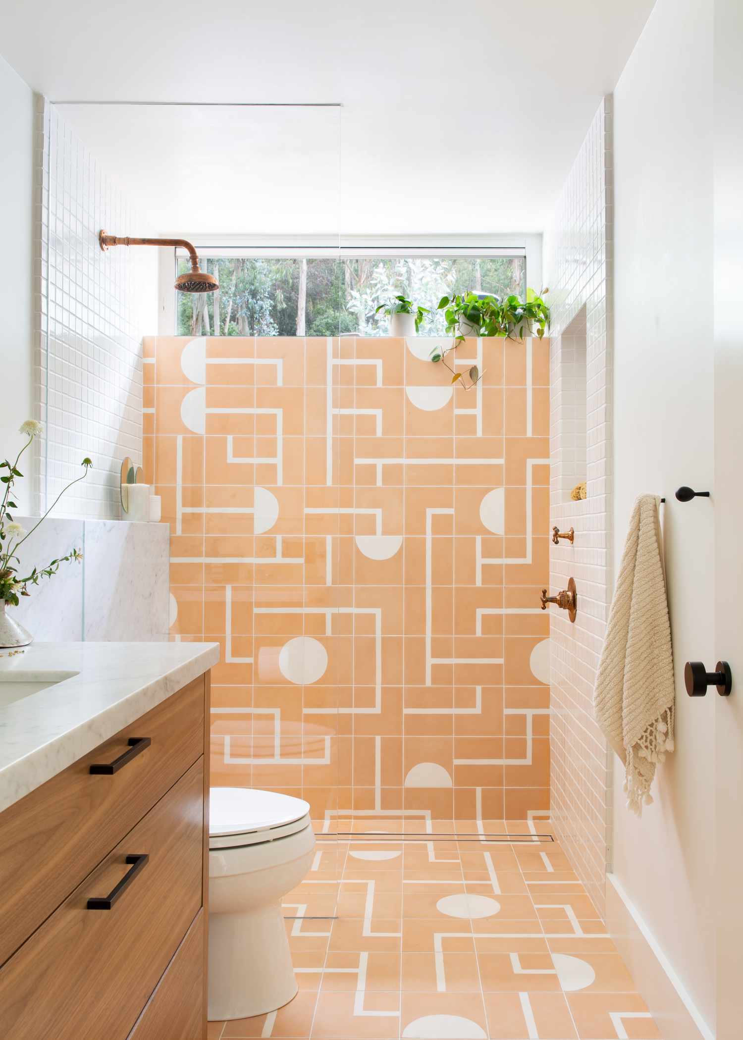 Regan Baker Design The Knolls Master Bad Makeover mit leichter orange Wand und Bodenfliesen.
