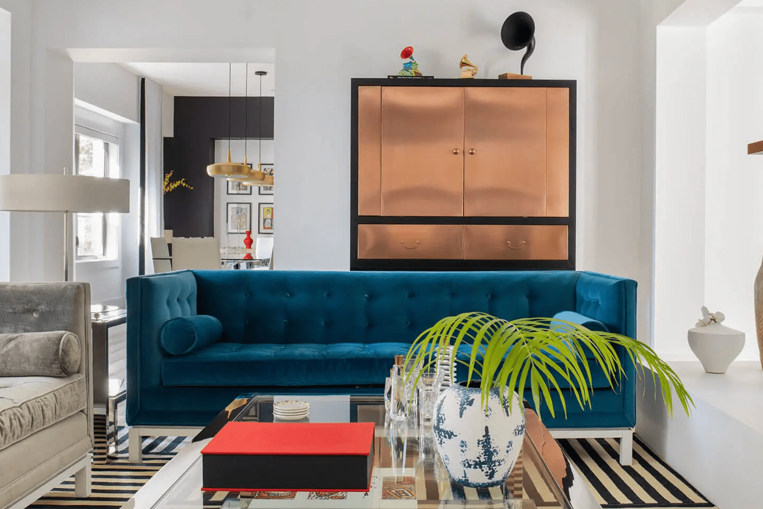Wohnzimmer mit blauem Juwelentonofa