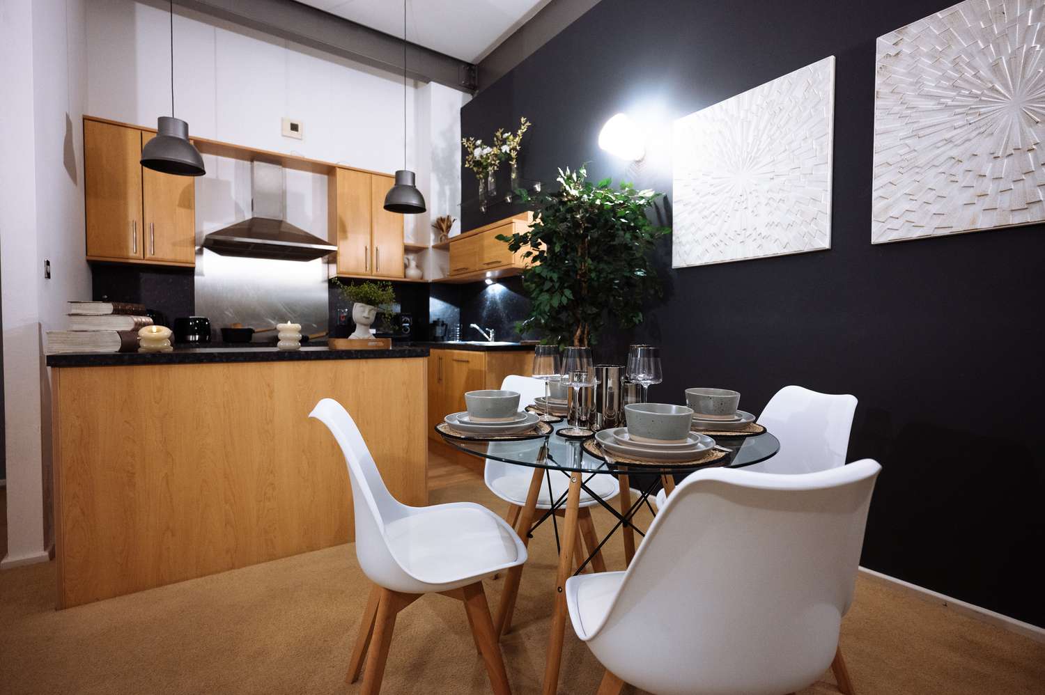 Designer sind sich einig: Diese 5 Esszimmermerkmale sind immer Schandflecken 4 Esszimmer mit schwarzer Akzentwand.