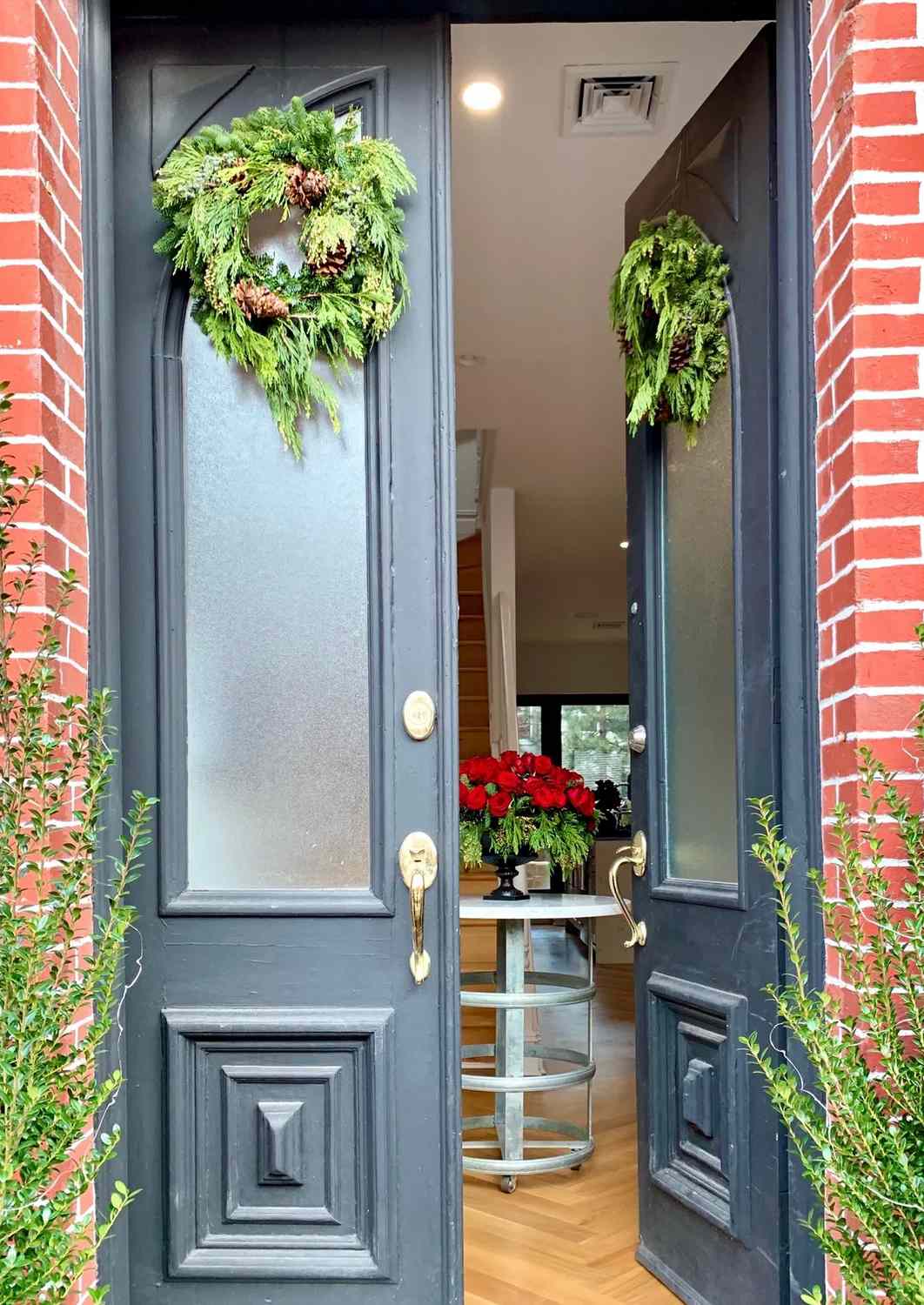 elegant small front porch christmas decorating ideas