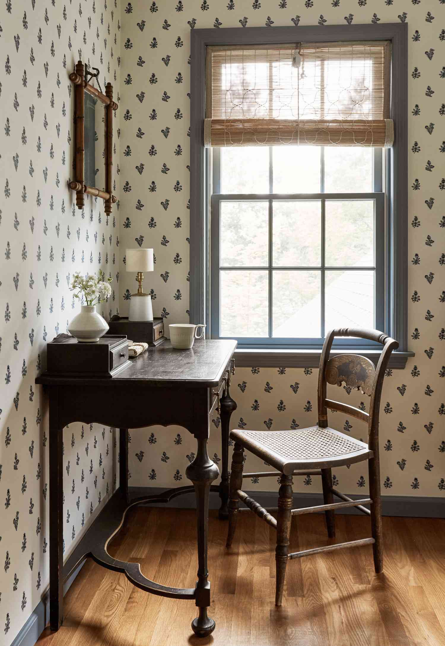Kontrastverkleidung ist die einfache, farbenfrohe Design -Trend -Designer möchten, dass Sie dieses Jahr ausprobieren sollen 4 Raum mit blauer Kontrastverkleidung am Fenstergehäuse