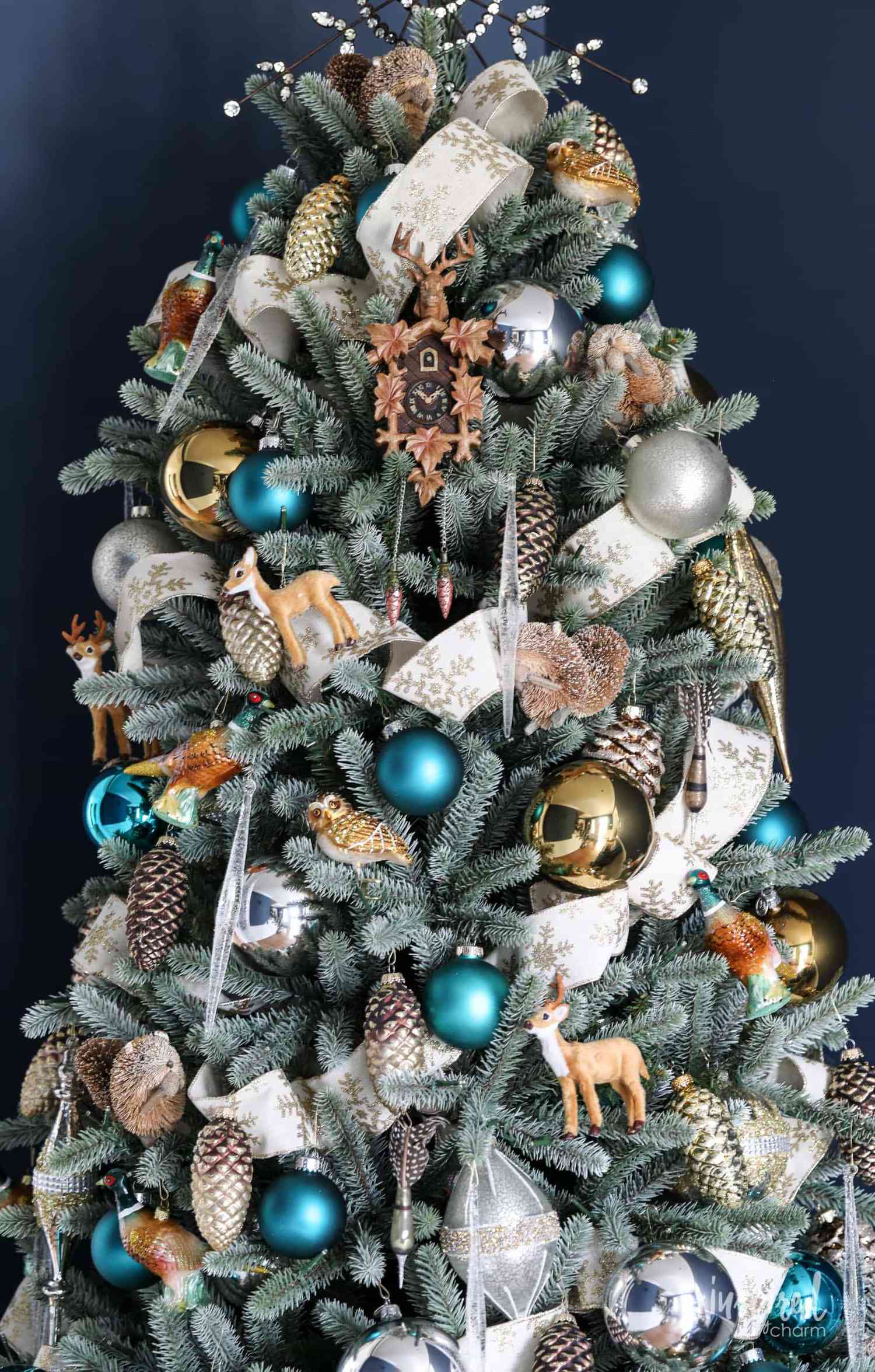 christmas tree with snoflake ribbon