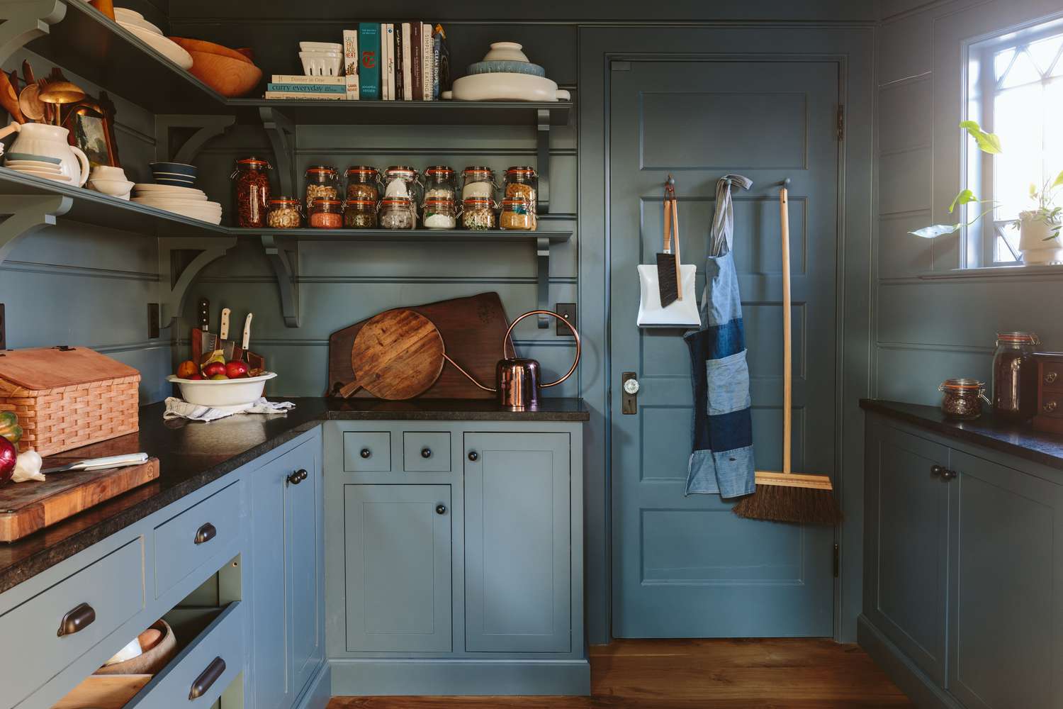 Blue Pantry Door Ideen