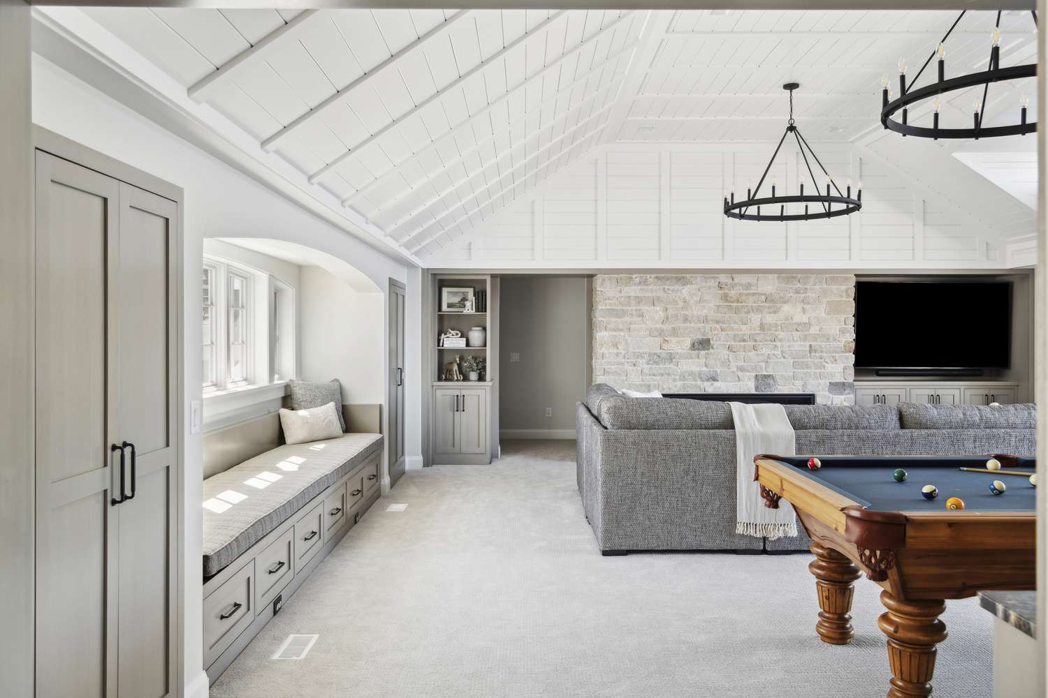 5 Designer-zugelassene Möglichkeiten, um Ihren Keller mit einem Budget zu erhellen, das tatsächlich funktioniert 4 Neutral Farb durchnässen Keller
