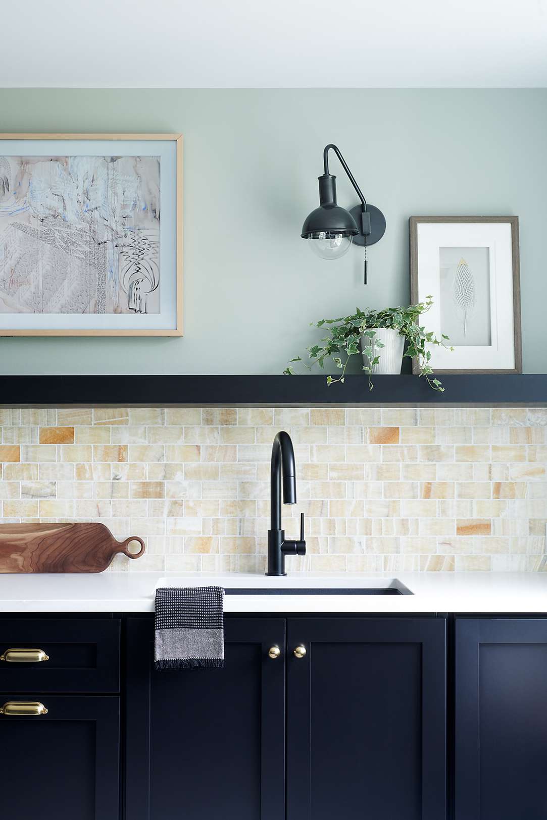 5 Designer-zugelassene Möglichkeiten, um Ihren Keller mit einem Budget zu erhellen, das tatsächlich funktioniert 6 gelbe Fliese mit grüner Wand im Keller