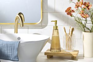 Designer geben die eine Funktion auf, die Ihr Badezimmer sofort teuer macht 8 Veraltet alle weißen Badezimmerfliesen