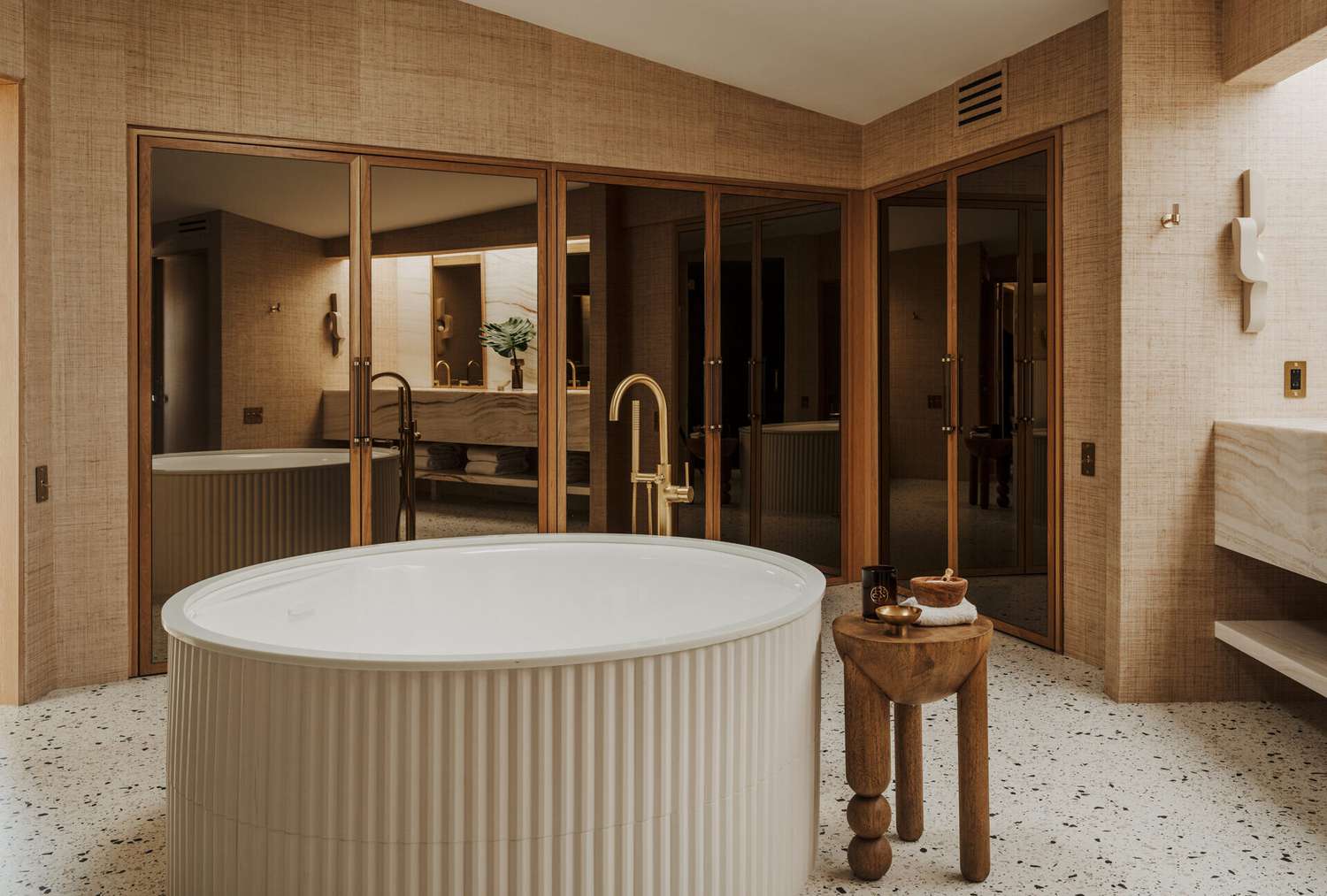 Designer geben die eine Funktion auf, die Ihr Badezimmer sofort teuer macht 4 Eine cremefarbene, kreisförmige Aussagewanne