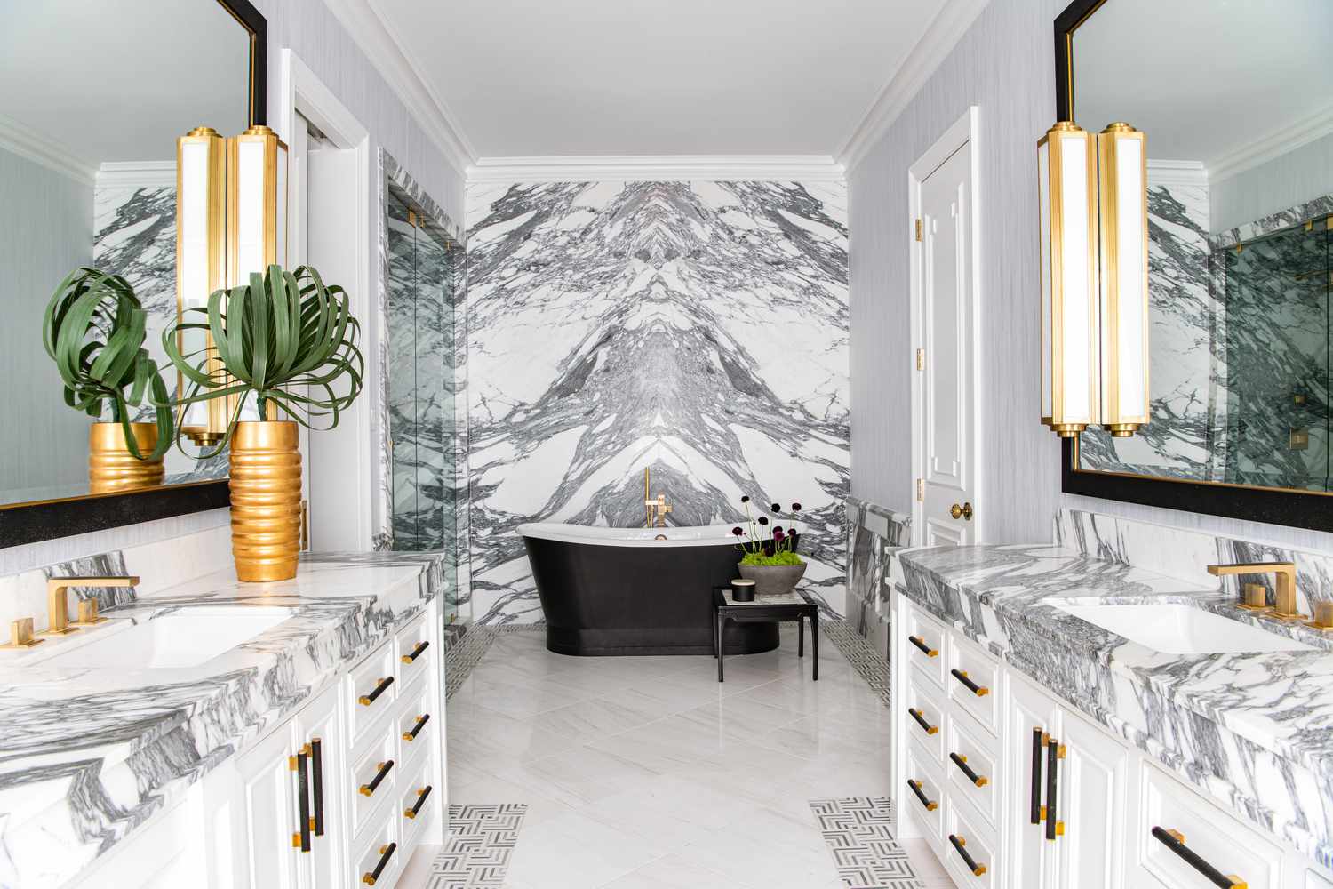 Designer geben die eine Funktion auf, die Ihr Badezimmer sofort teuer macht 10 Schwarze Statement Wanne in einem Marmorbad