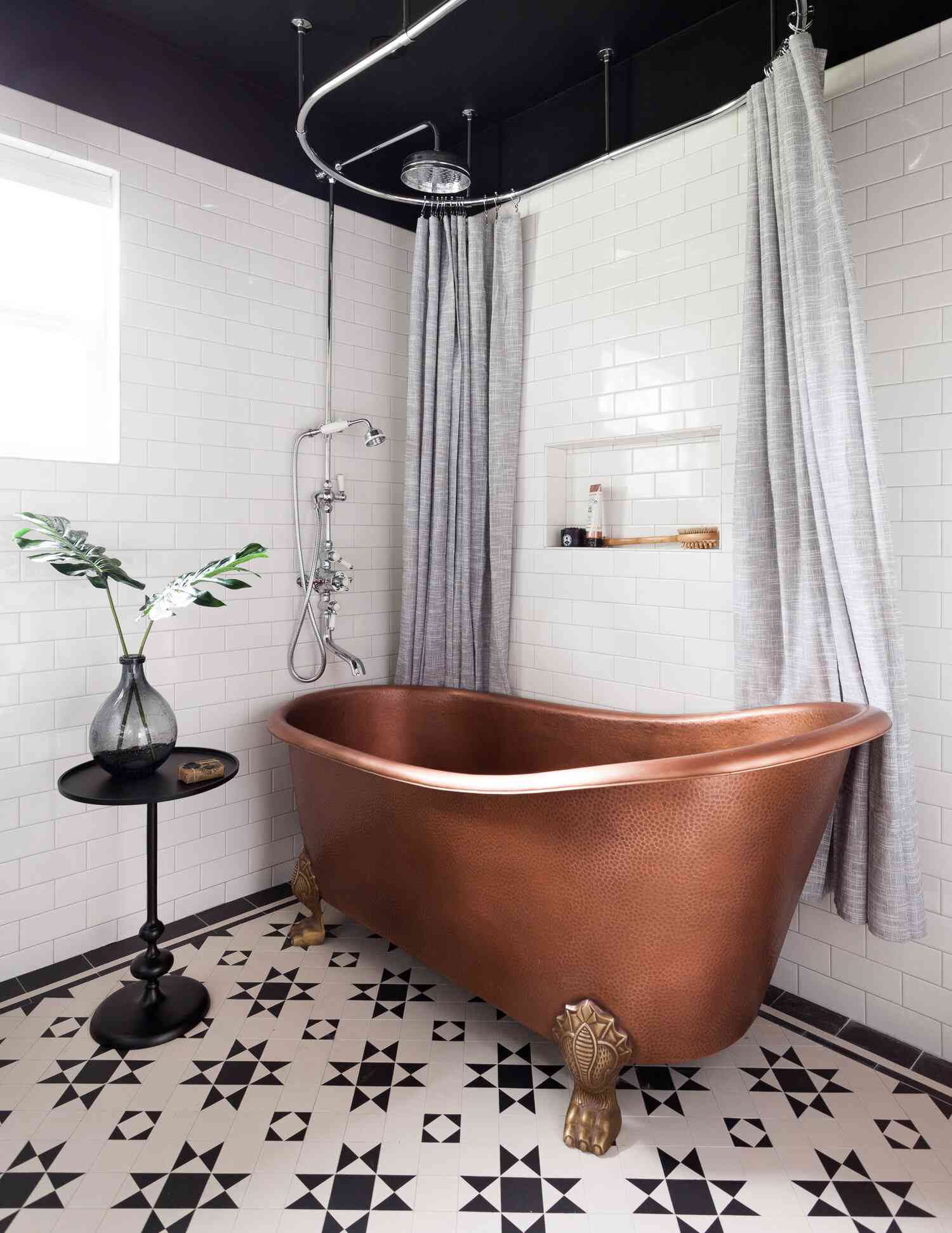 Designer geben die eine Funktion auf, die Ihr Badezimmer sofort teuer macht 12 Kupfer viktorianische Wanne in einem Badezimmer