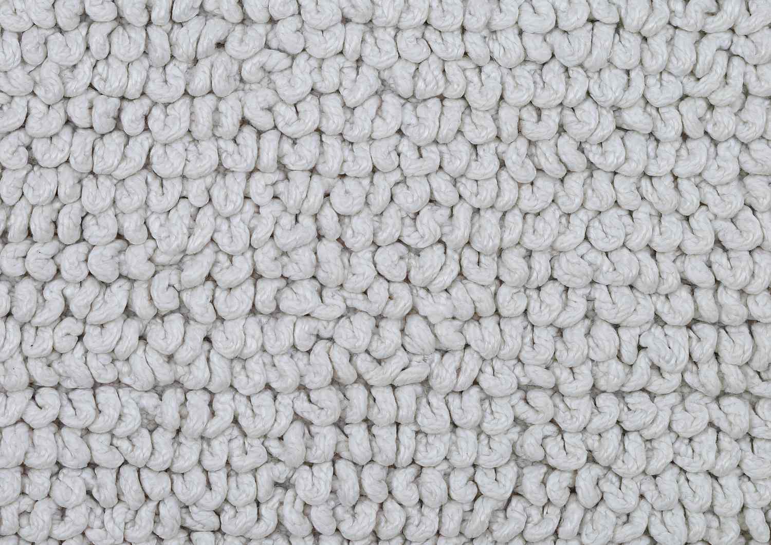 5 Teppichfarben, die laut einem Innenarchitekt so veraltet sind 4 Nahaufnahme des weißen Loop Berber Teppichs