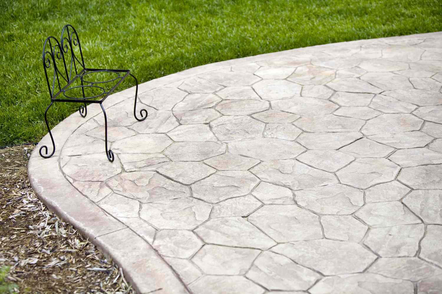 5 Hinterhoffunktionen, die laut Designern so veraltet sind 4 Stempelte Betonterrasse