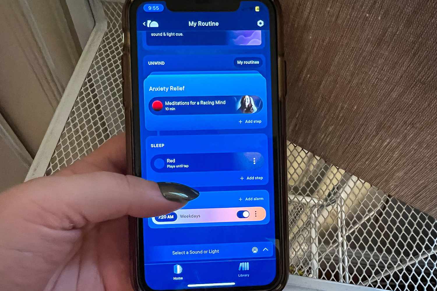 Die Luke -Wiederherstellung 3 verfügt über neue Funktionen, die meinen Schlaf verändert und NYC -Rauschen übertönt 8 Eine Person, die ein Telefon mit der App geöffnet hält, die mit der Luke wiederhergestellt wurde 3