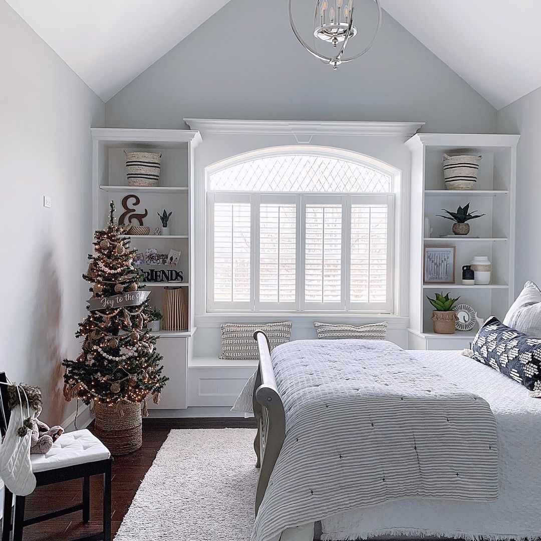 guest bedroom Christmas tree ideas