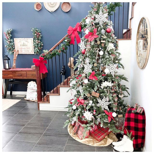 red and white christmas tree decoration ideas