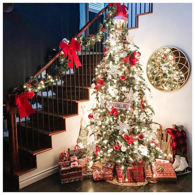 candy-cane themed christmas tree ideas