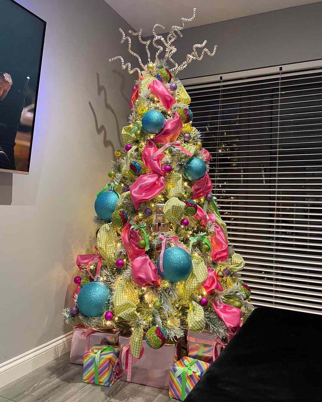 hot pink and turquoise blue christmas tree ideas