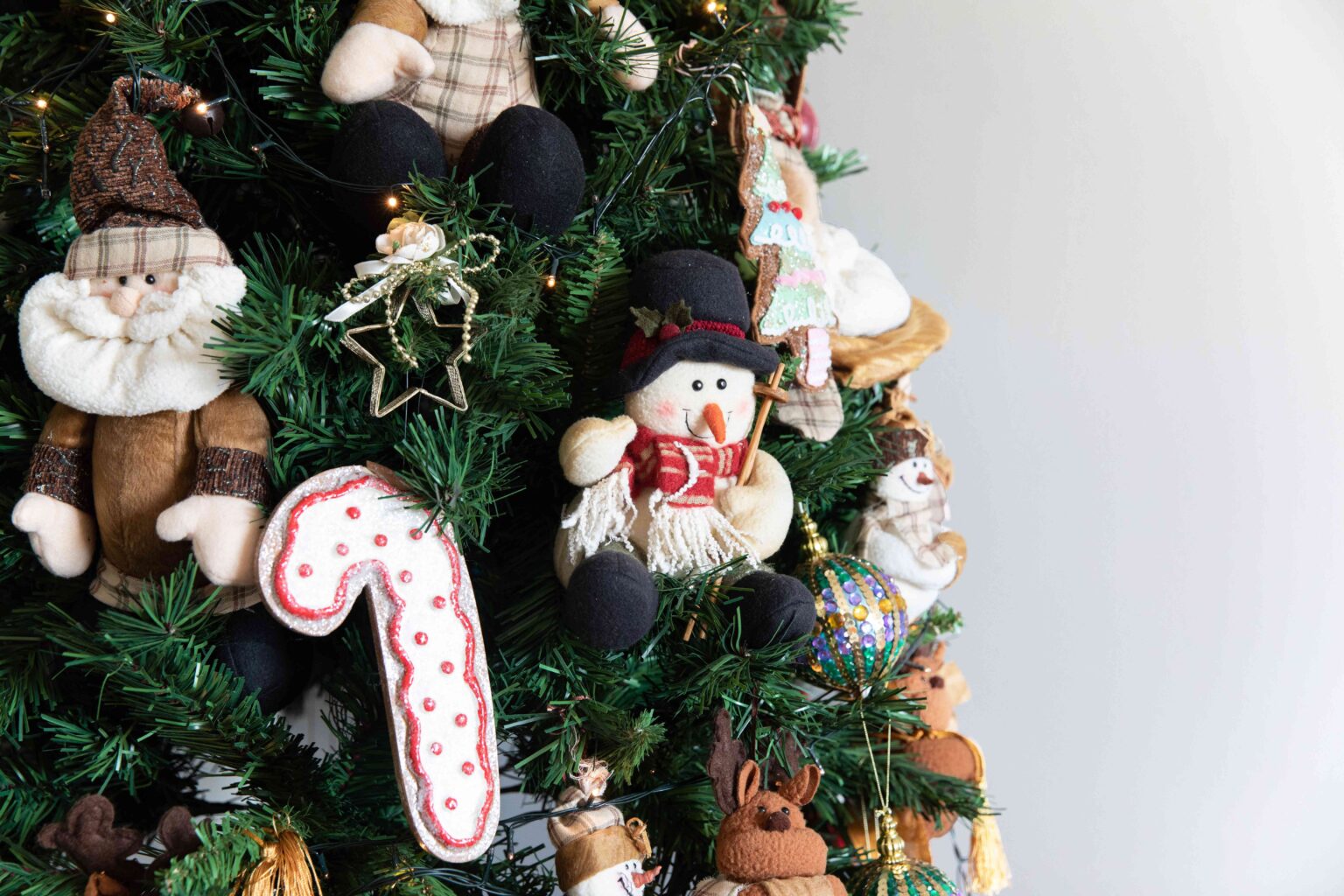 1748078910 60 Christmas Tree Decorating Ideas for Your Most Beautiful Tree