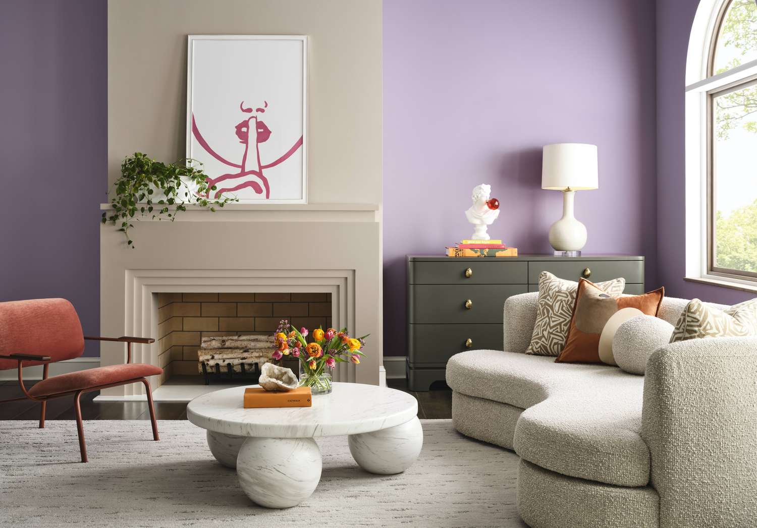 Sherwin-Williams hat gerade ihre am meisten unterschätzte Farbe des Jahres angekündigt-und es ist so hübsch 8 Ein Wohnzimmer mit Wänden mit strahlendem Flieder